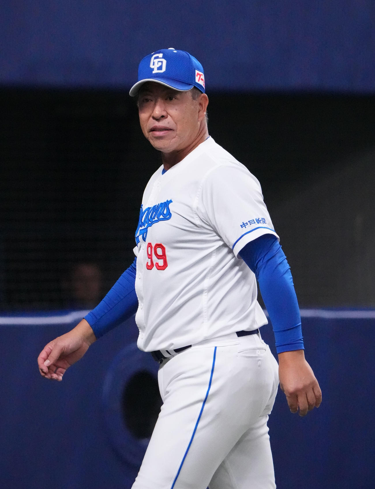 中日対西武　6回終了、選手交代を告げる井上監督（撮影・森本幸一）