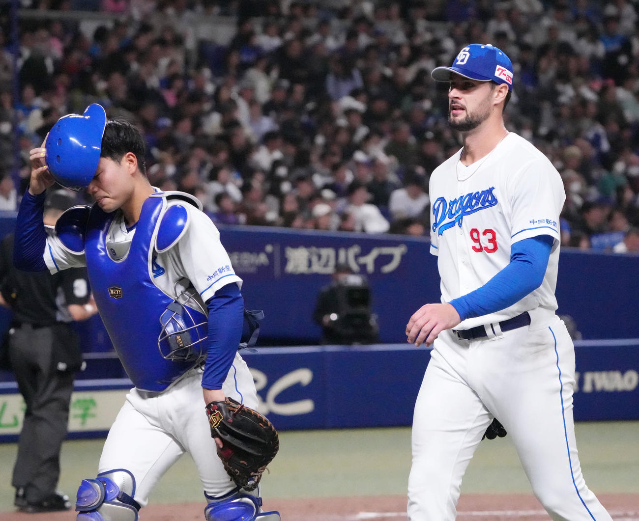 中日対西武　4回表終了、ベンチへ戻るマラー（右）（撮影・森本幸一）
