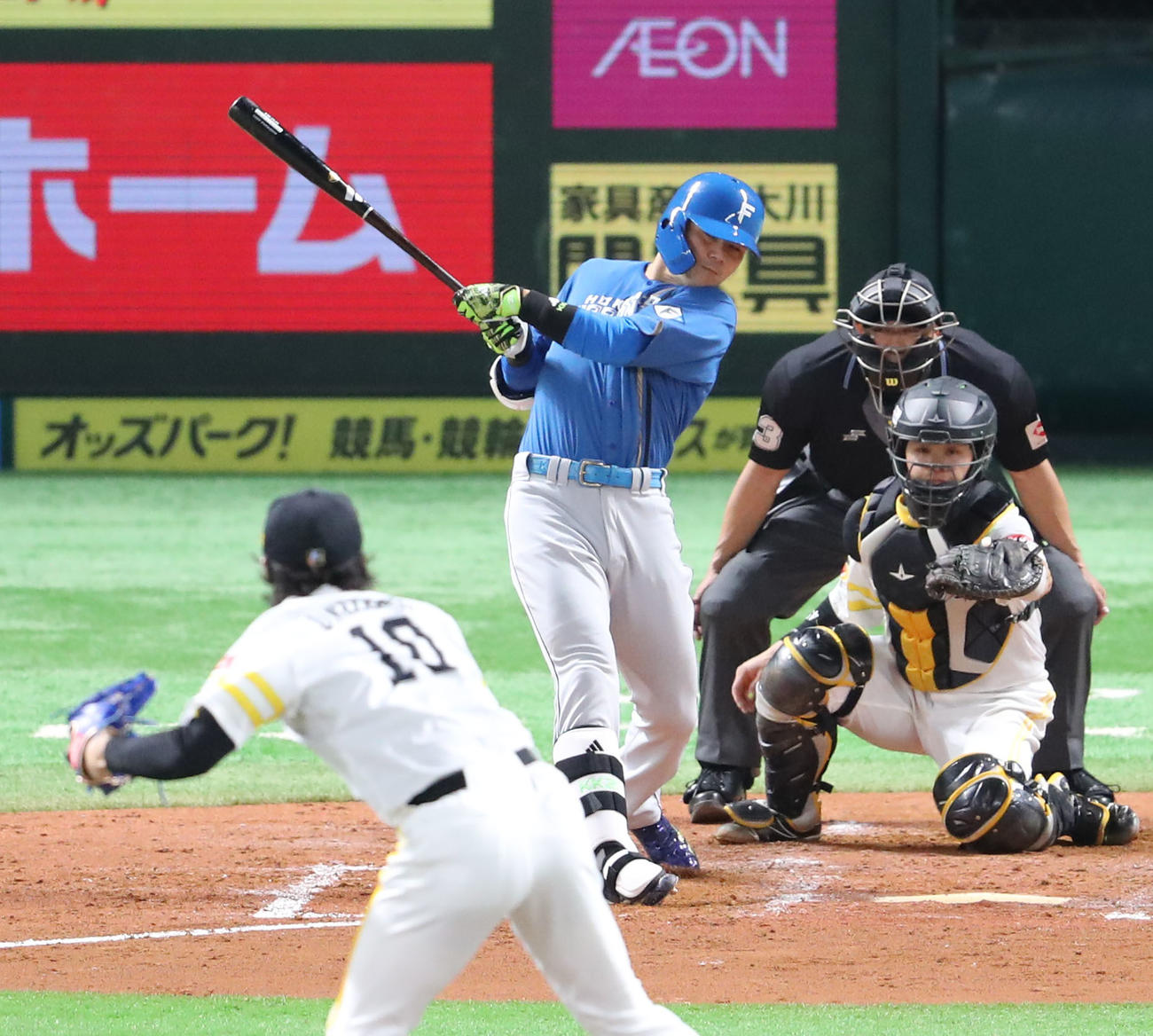 ソフトバンク対日本ハム　3回表日本ハム無死一塁、清宮は右前安打を放つ（撮影・梅根麻紀）