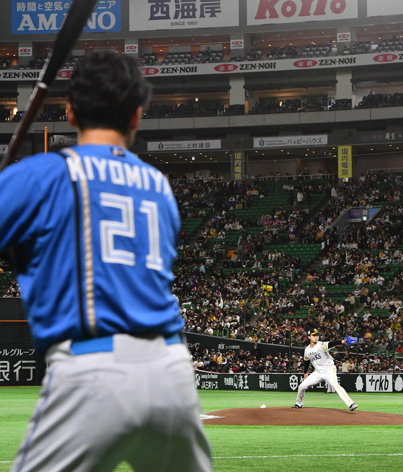 ソフトバンク対日本ハム　試合前、日本ハム清宮幸（手前）らが見つめる前で投球練習を行うソフトバンク先発の上沢（撮影・岩下翔太）