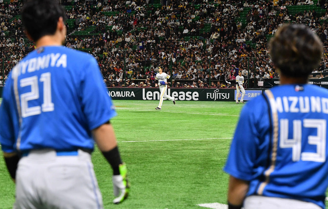 ソフトバンク対日本ハム試合前、清宮幸（左）、水野（右）ら日本ハムナインが見つめる前でマウンドへ向かうソフトバンク先発の上沢（撮影・岩下翔太）