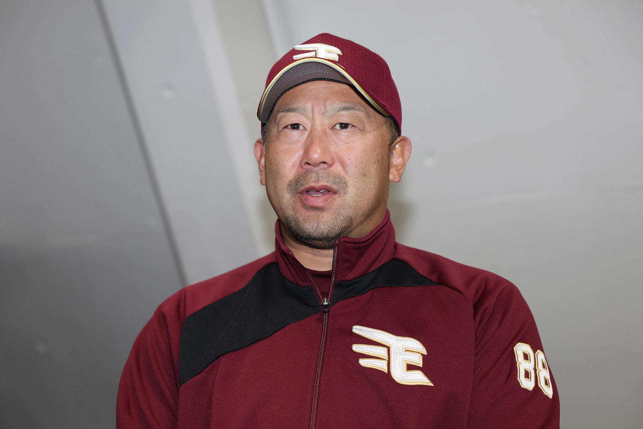 DeNA対楽天　雨天のため中止となり記者の質問に答える楽天三木監督（撮影・宮地輝）