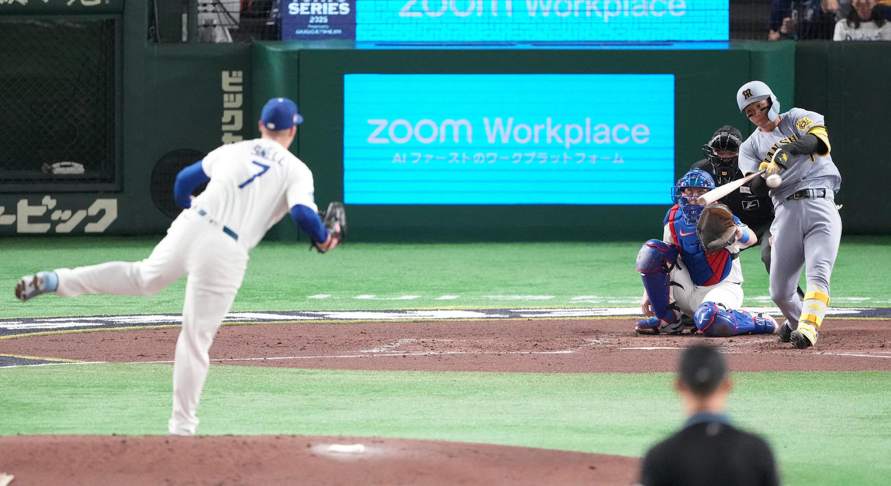 阪神対ドジャース　4回裏阪神無死、左二塁打を放つ森下。投手スネル（撮影・鈴木みどり）