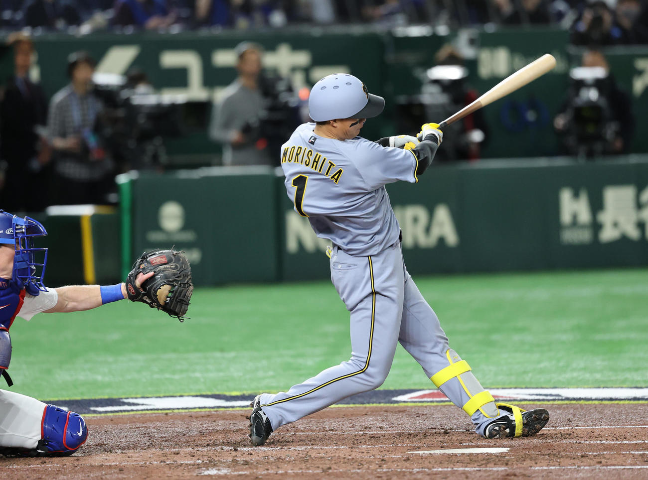 阪神対ドジャース　4回裏阪神無死、左二塁打を放つ森下（撮影・野上伸悟）