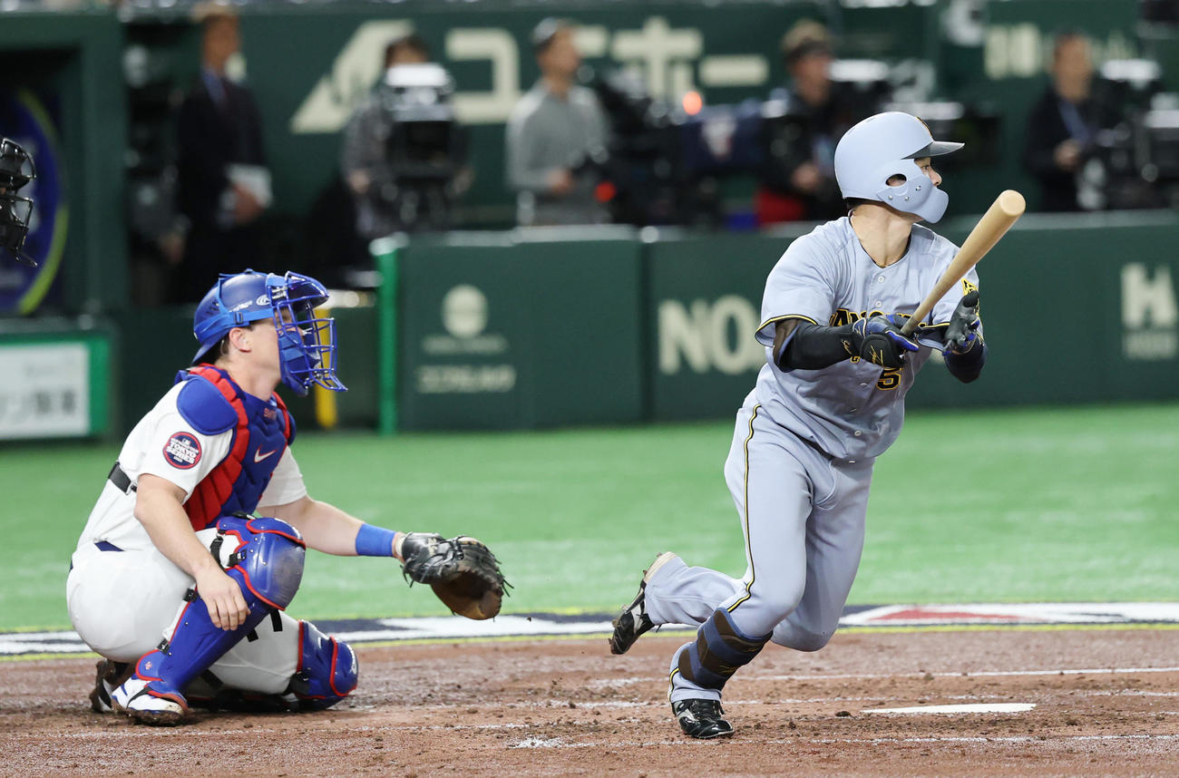 阪神対ドジャース　4回裏阪神無死一塁。中前打を放つ中野（撮影・野上伸悟）