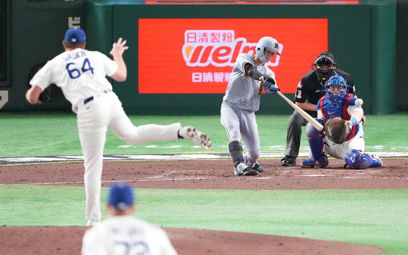 阪神対ドジャース　5回裏阪神2死、左前打を放つ中野。投手サウアー（撮影・鈴木みどり）