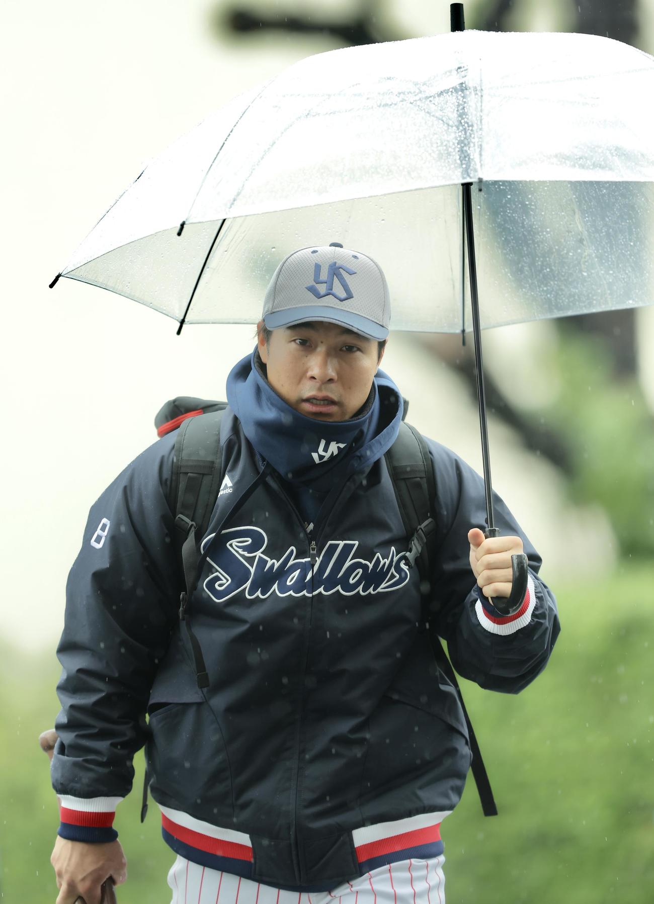 室内練習場から移動するヤクルト茂木（撮影・河田真司）