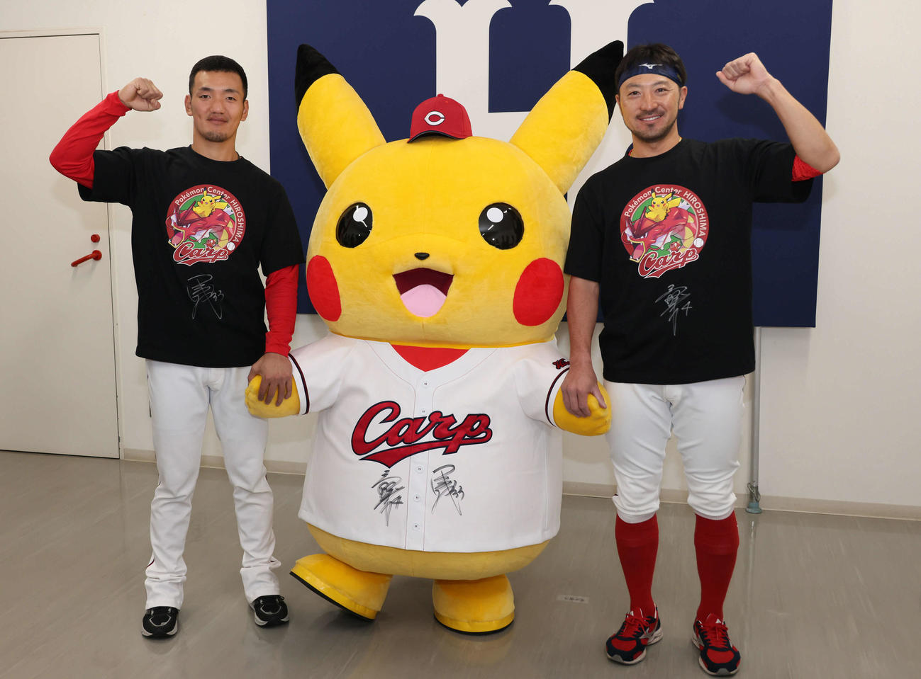 ポケモンセンター広島のリニューアルオープンを記念して、カープがコラボ。ポーズを決めるピカチュウ（中央）と矢野（右）、菊池（撮影・加藤孝規）