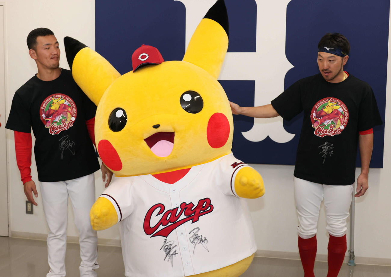 ポケモンセンター広島のリニューアルオープンを記念して、カープがコラボ。記念写真におさまるピカチュウ（中央）と矢野（右）、菊池（撮影・加藤孝規）