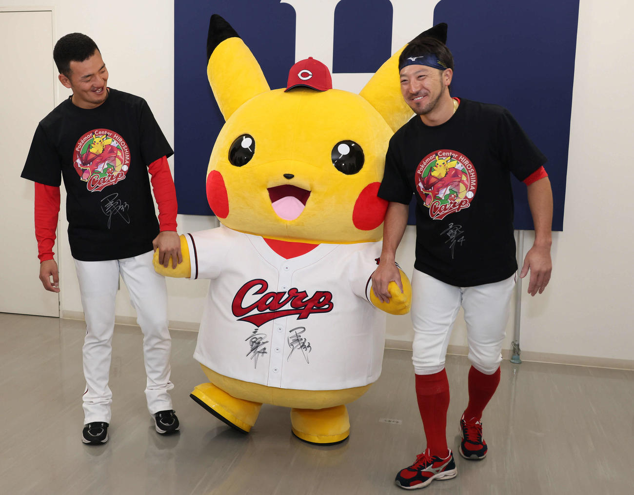 ポケモンセンター広島のリニューアルオープンを記念して、カープがコラボ。記念写真におさまるピカチュウ（中央）と矢野（右）、菊池（撮影・加藤孝規）