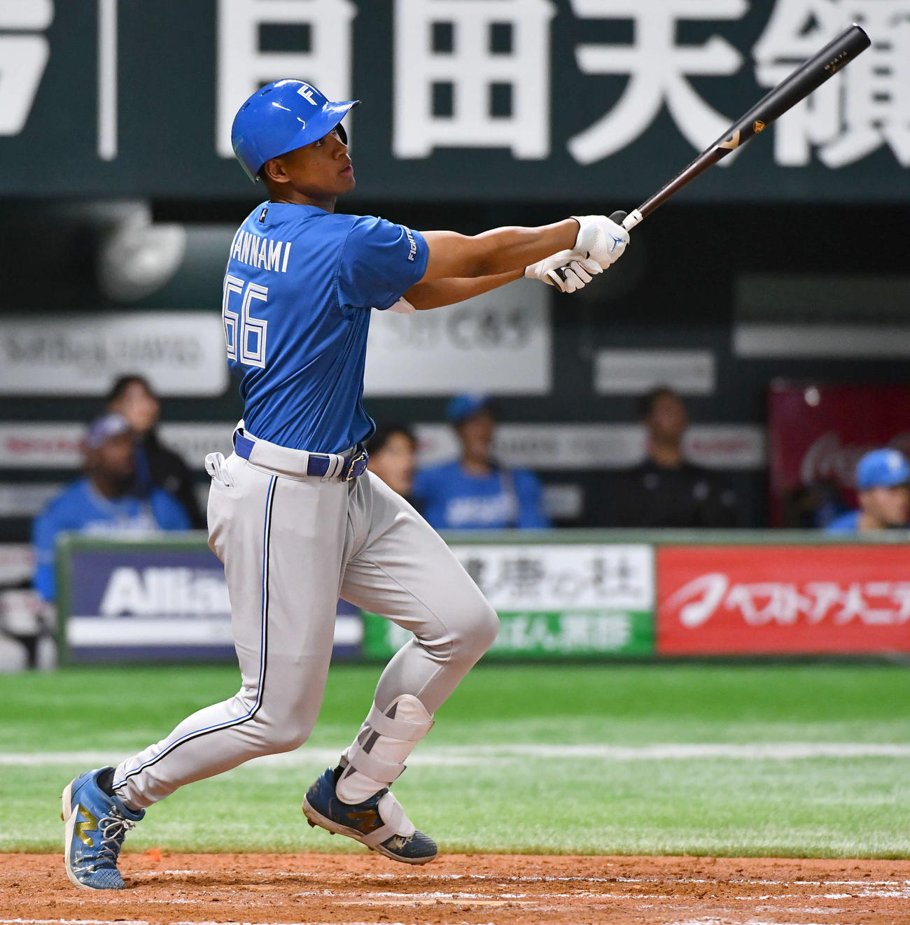 ソフトバンク対日本ハム　9回表日本ハム無死一塁、万波は右越え2点本塁打を放つ（撮影・岩下翔太）