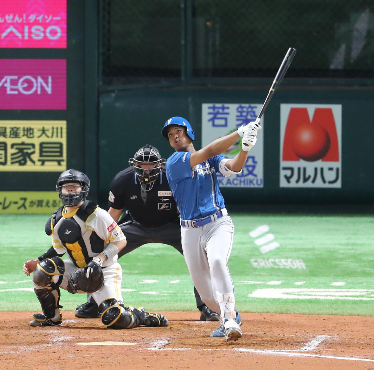 ソフトバンク対日本ハム　9回表日本ハム無死一塁、万波は右越えに2点本塁打を放つ（撮影・梅根麻紀）