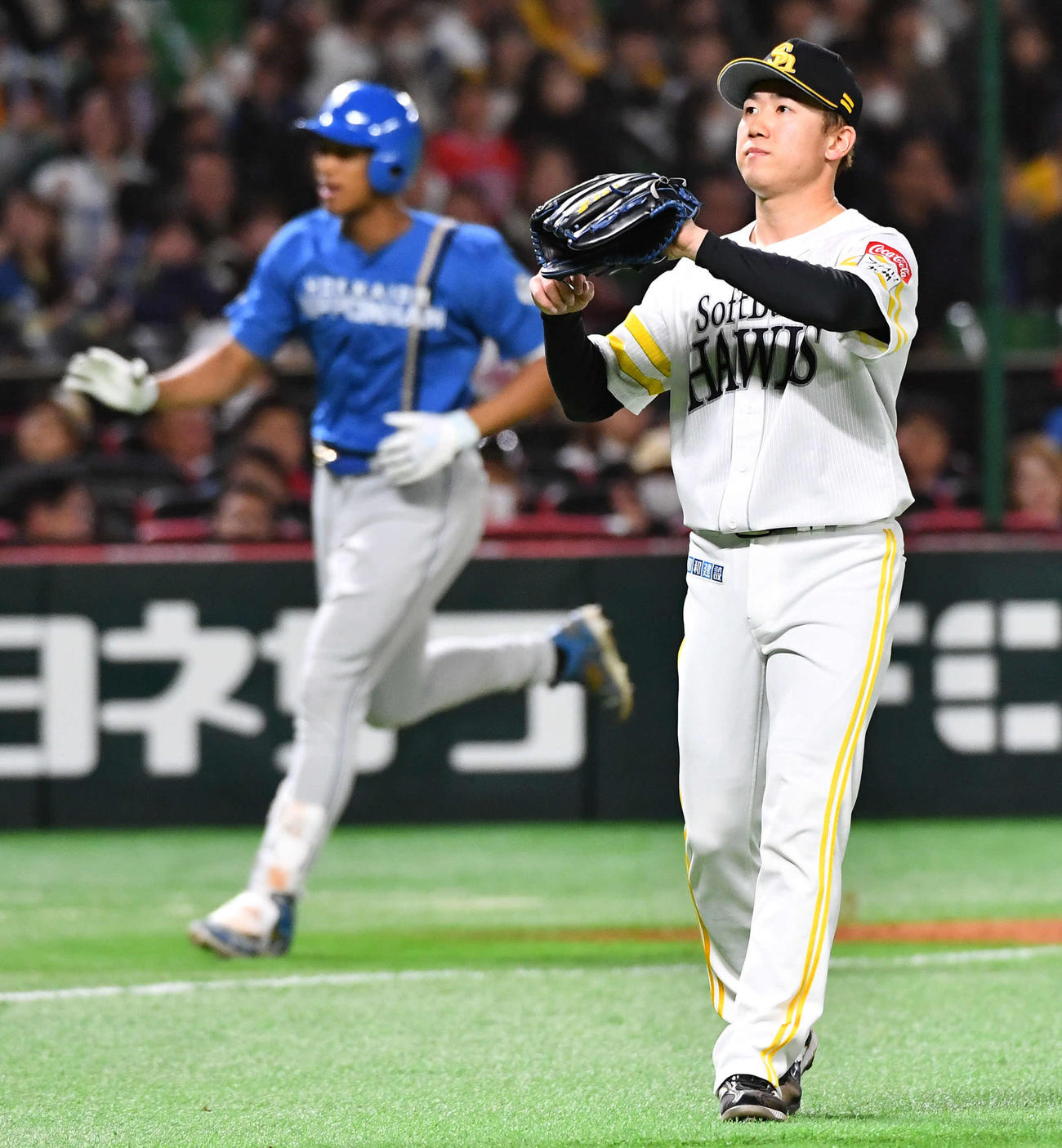 ソフトバンク対日本ハム　9回表日本ハム無死一塁、万波（左）に右越え2点本塁打を打たれた木村光（撮影・岩下翔太）