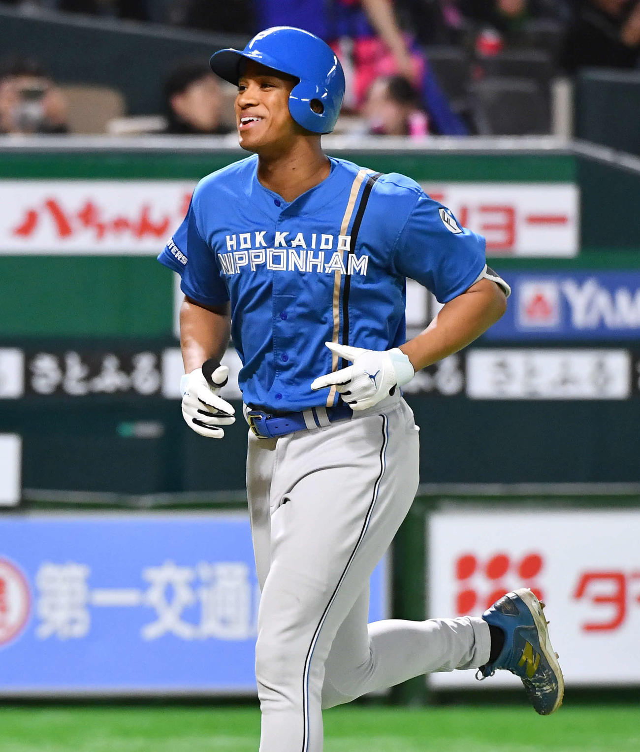 ソフトバンク対日本ハム　9回表日本ハム無死一塁、右越え2点本塁打を放ち、笑顔で生還する万波（撮影・岩下翔太）