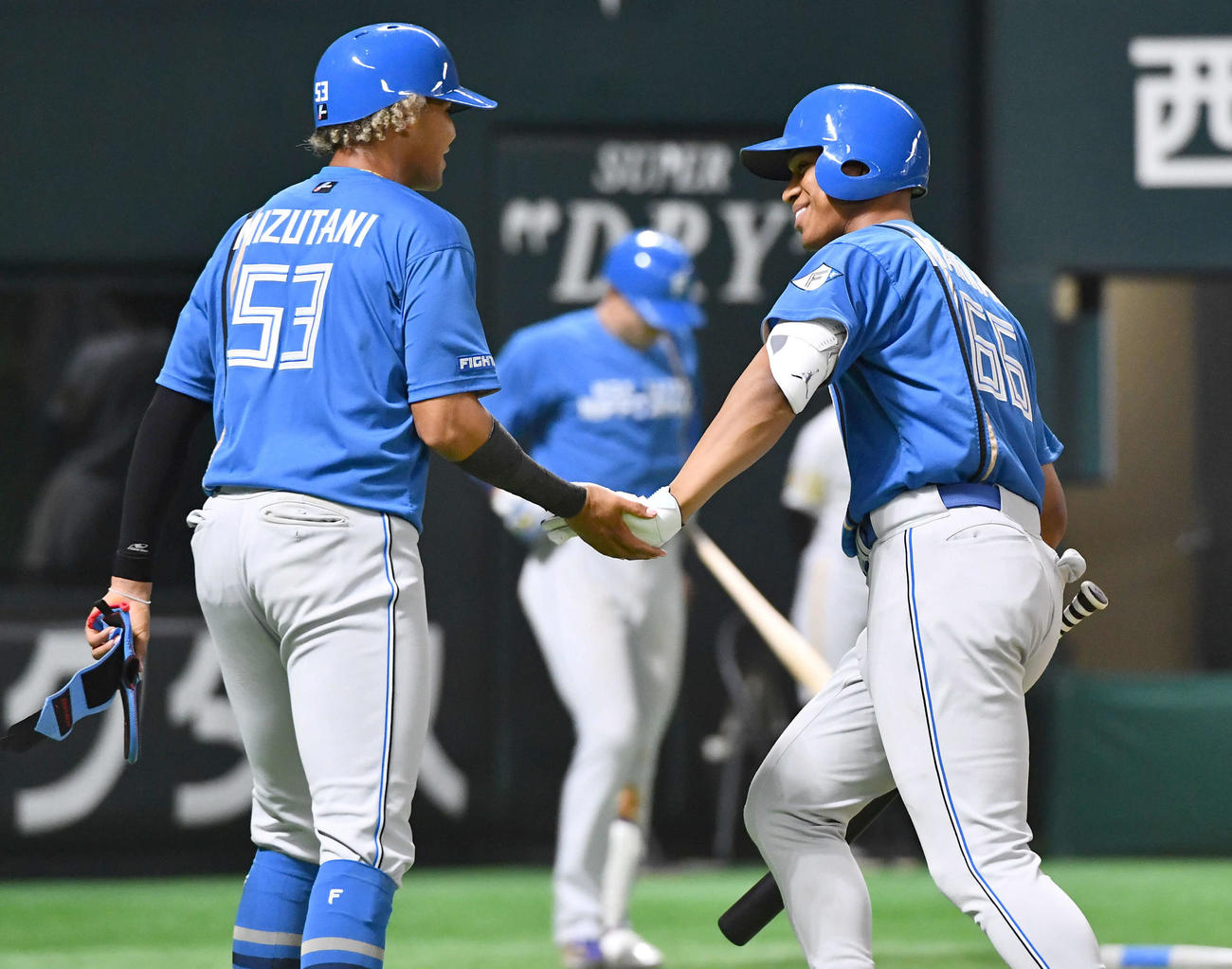 ソフトバンク対日本ハム　9回表日本ハム無死一塁、右越え2点本塁打を放った万波（右）は、水谷と笑顔でタッチを交わす（撮影・岩下翔太）