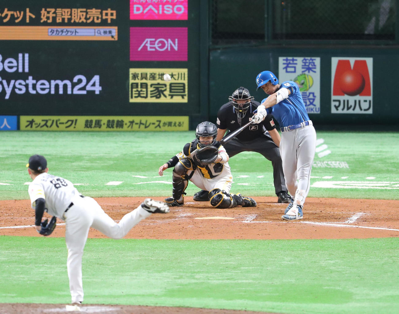 ソフトバンク対日本ハム　9回表日本ハム無死一塁、万波は右越えに2点本塁打を放つ（撮影・梅根麻紀）