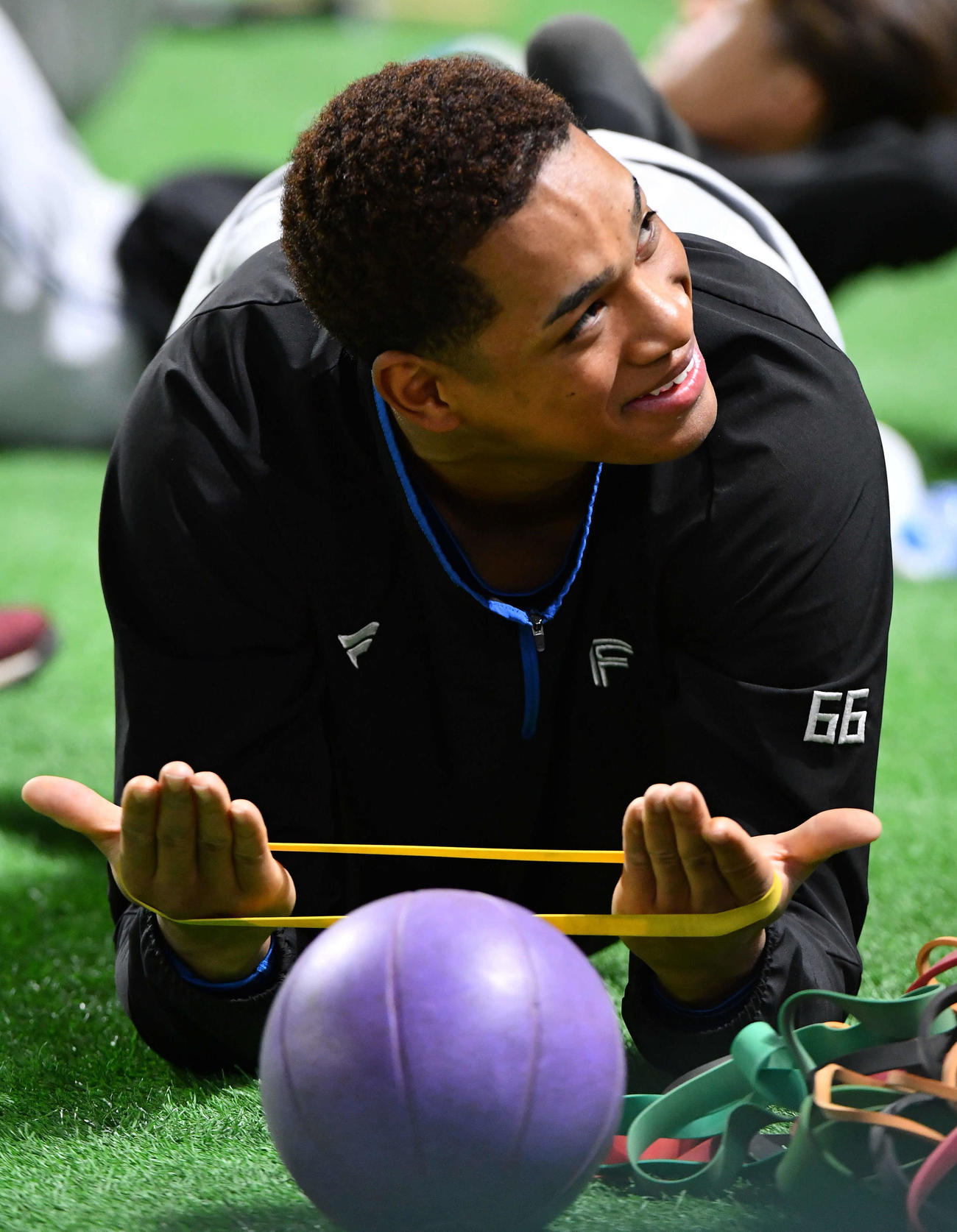 ソフトバンク対日本ハム　試合前、笑顔でウオーミングアップを行う万波（撮影・岩下翔太）