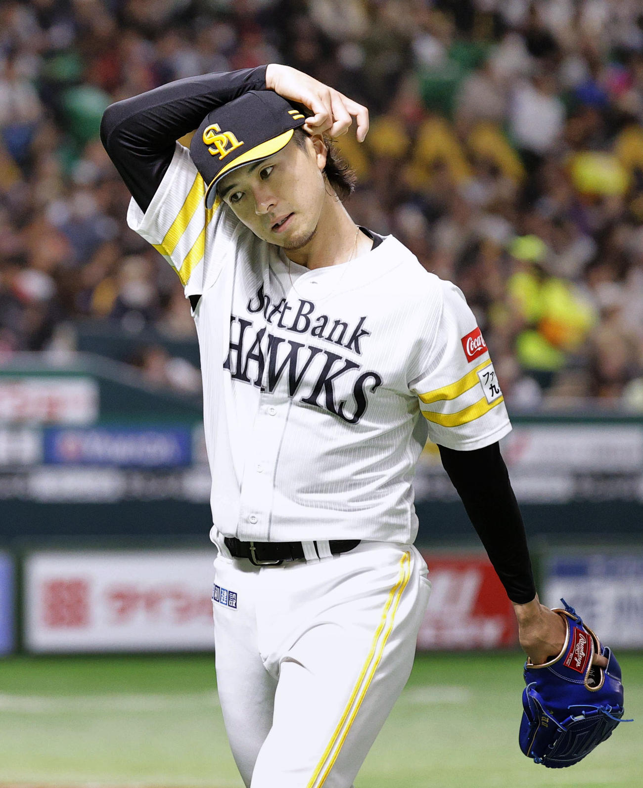 3回、追加点を許し、ベンチに戻るソフトバンク・上沢＝みずほペイペイドーム（共同）