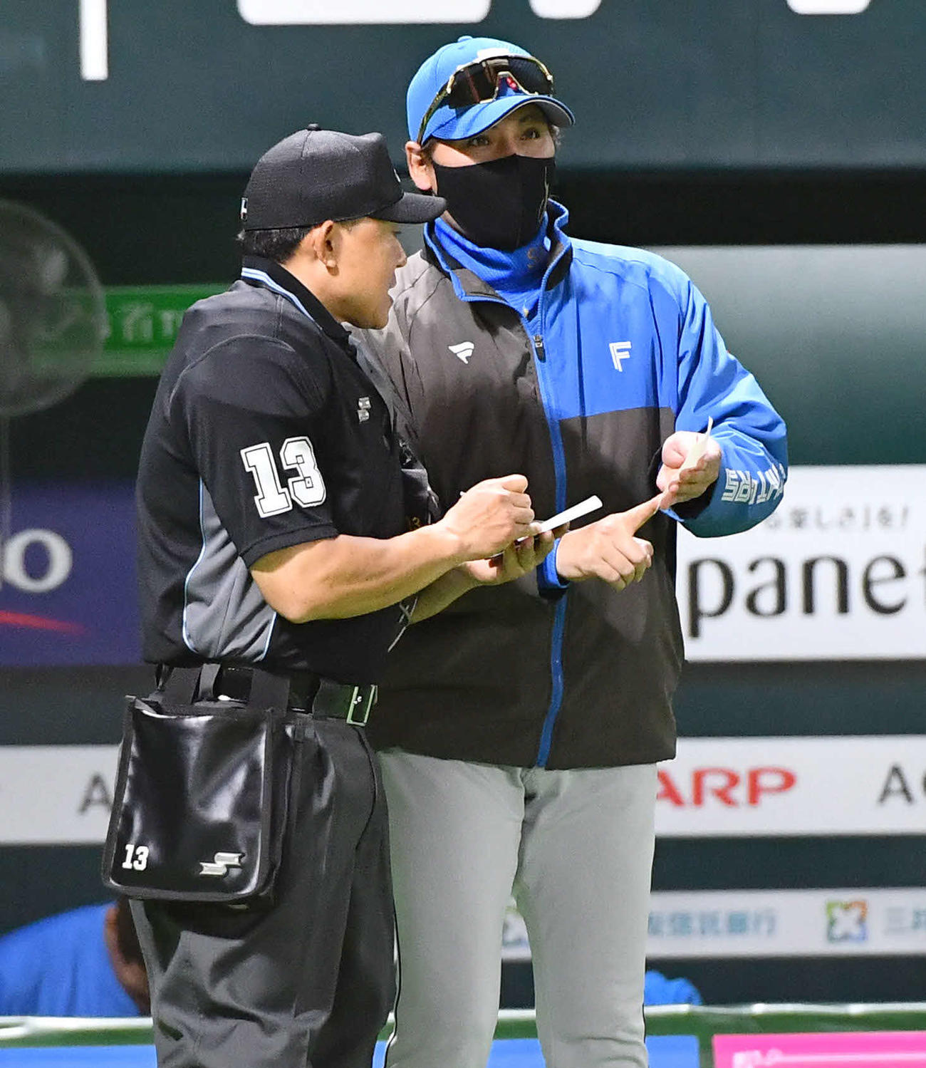 ソフトバンク対日本ハム　7回表終了後、投手の交代を告げる日本ハム新庄監督（撮影・岩下翔太）