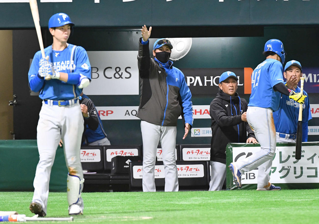 ソフトバンク対日本ハム　6回表日本ハム1死二塁、代打を告げる新庄監督（撮影・岩下翔太）