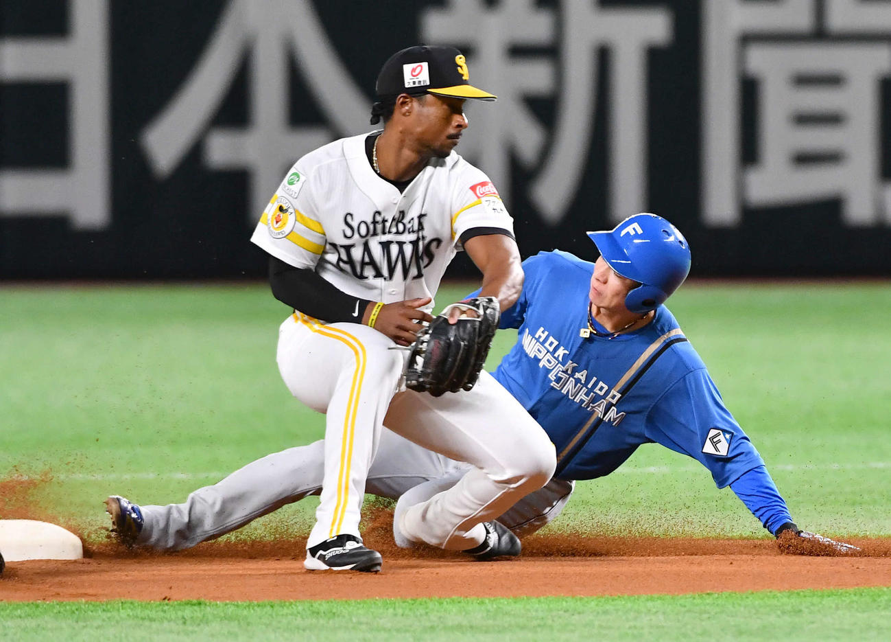 ソフトバンク対日本ハム　1回表日本ハム1死一、三塁、盗塁に成功する松本剛（撮影・岩下翔太）