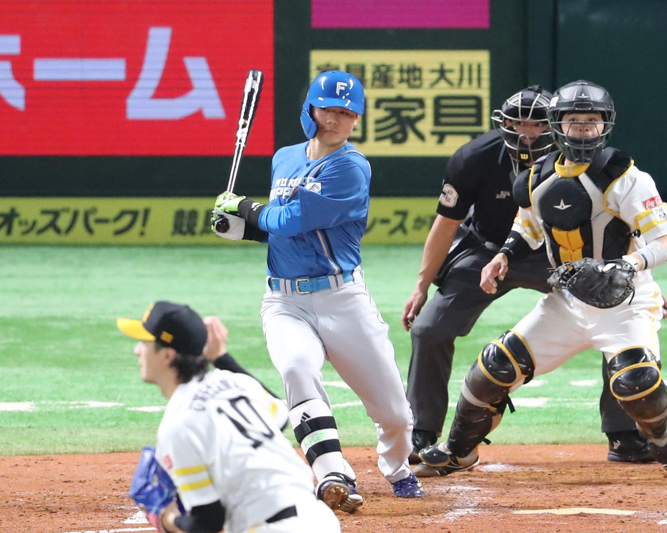ソフトバンク対日本ハム　3回表日本ハム無死一塁、清宮は右前安打を放つ（撮影・梅根麻紀）