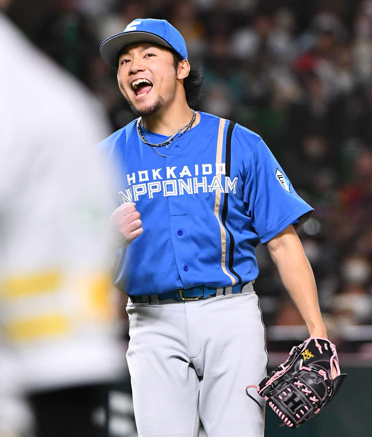 ソフトバンク対日本ハム　5回裏ソフトバンク2死満塁、近藤を空振り三振に抑え、雄たけびをあげる伊藤（撮影・岩下翔太）
