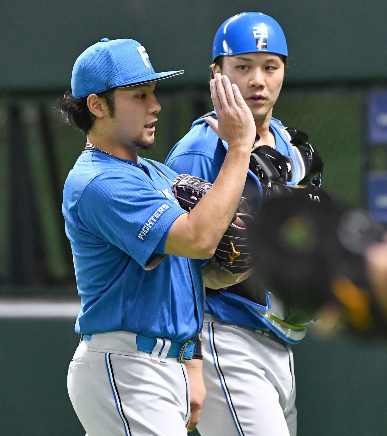 ソフトバンク対日本ハム　2回裏を3者凡退に抑えた伊藤（左）は伏見と話しながらベンチへ戻る（撮影・岩下翔太）