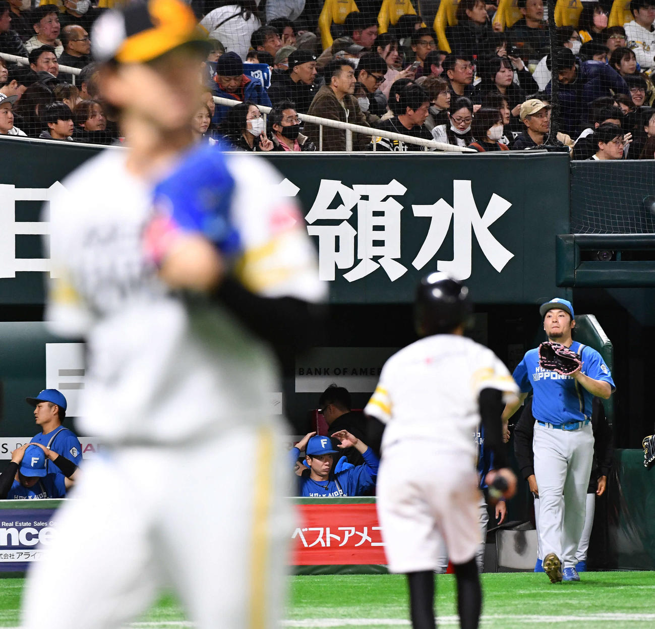 ソフトバンク対日本ハム　5回表を抑えてベンチへ戻るソフトバンク上沢（左）と、マウンドへ向かう日本ハム伊藤（撮影・岩下翔太）