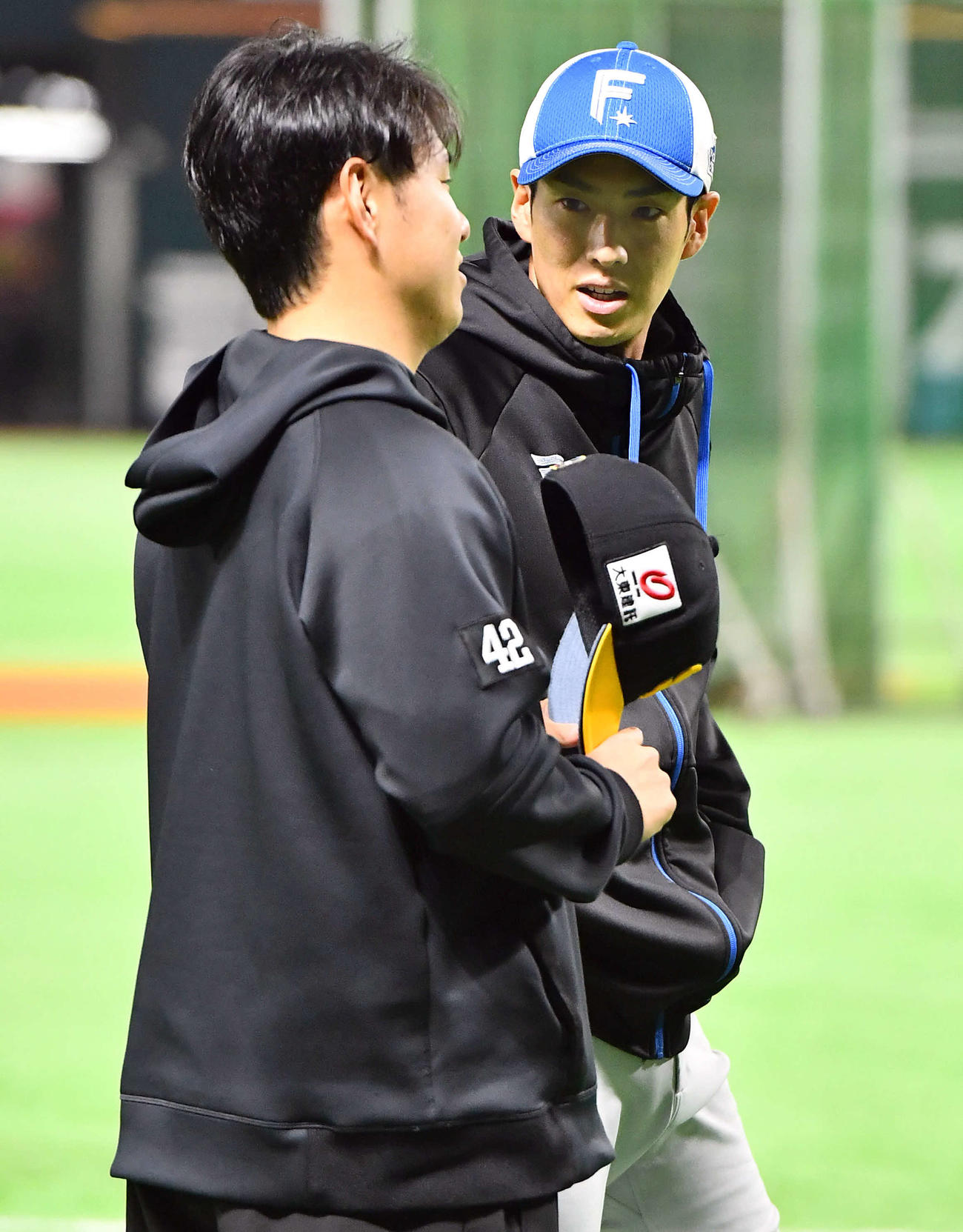 ソフトバンク対日本ハム　試合前、ソフトバンク伊藤（左）と話す日本ハム若林（撮影・岩下翔太）