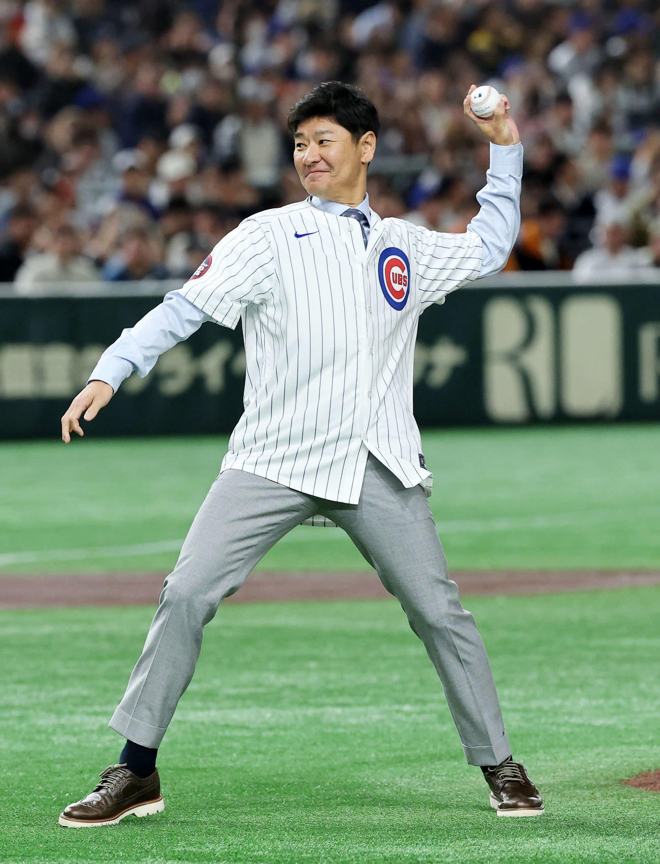 巨人対カブス　始球式臨む高橋氏（撮影・鈴木正人）　