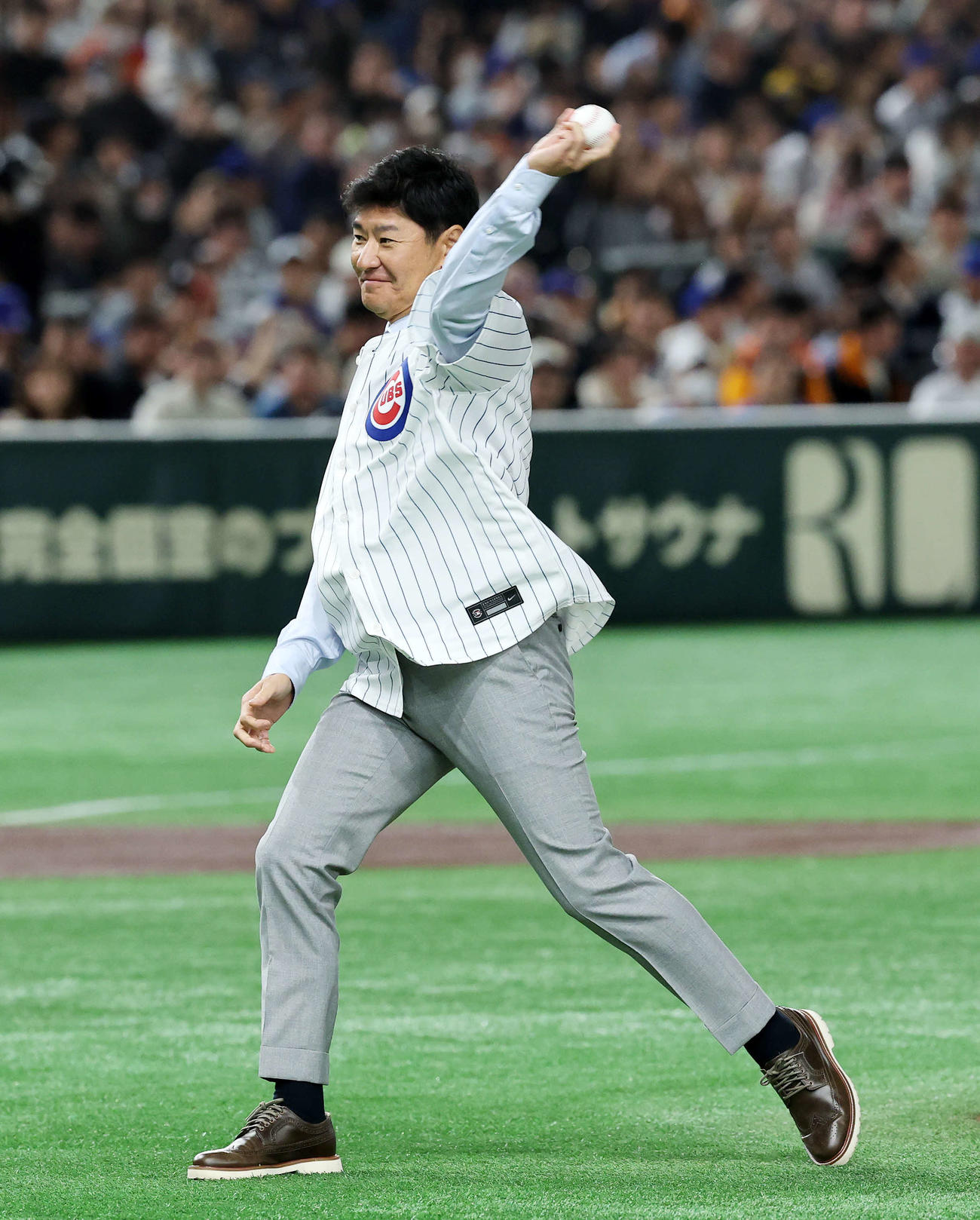 巨人対カブス　始球式臨む高橋氏（撮影・鈴木正人）　