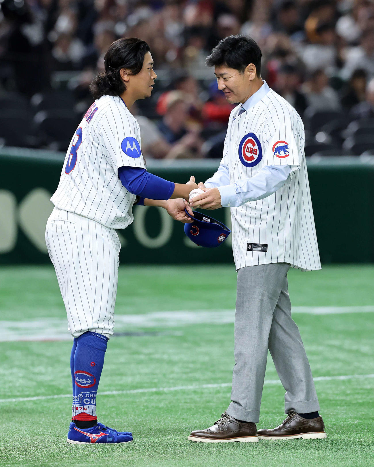 巨人対カブス　始球式終え握手するカブス今永（左）と高橋氏（撮影・鈴木正人）　