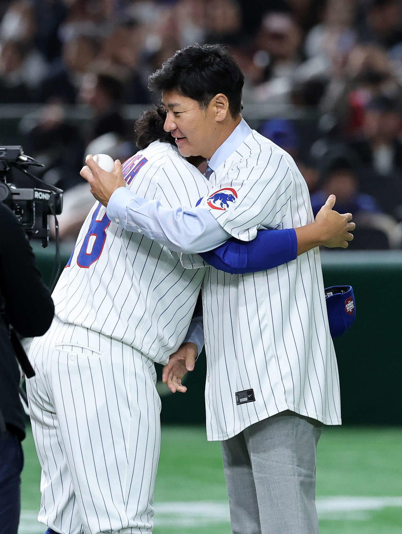 巨人対カブス　始球式終え抱き合うカブス今永（左）と高橋氏（撮影・鈴木正人）　