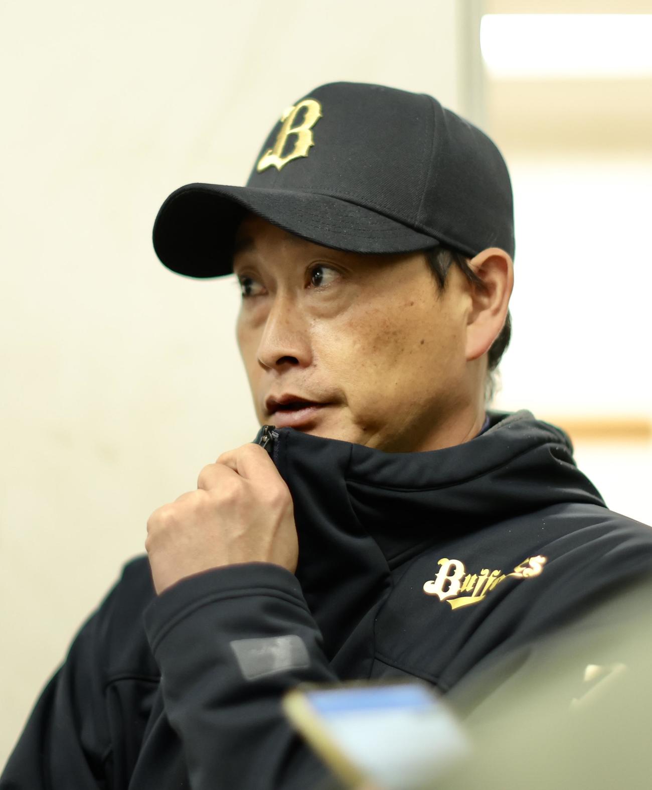 記者の質問に答えるオリックス岸田監督（撮影・河田真司）