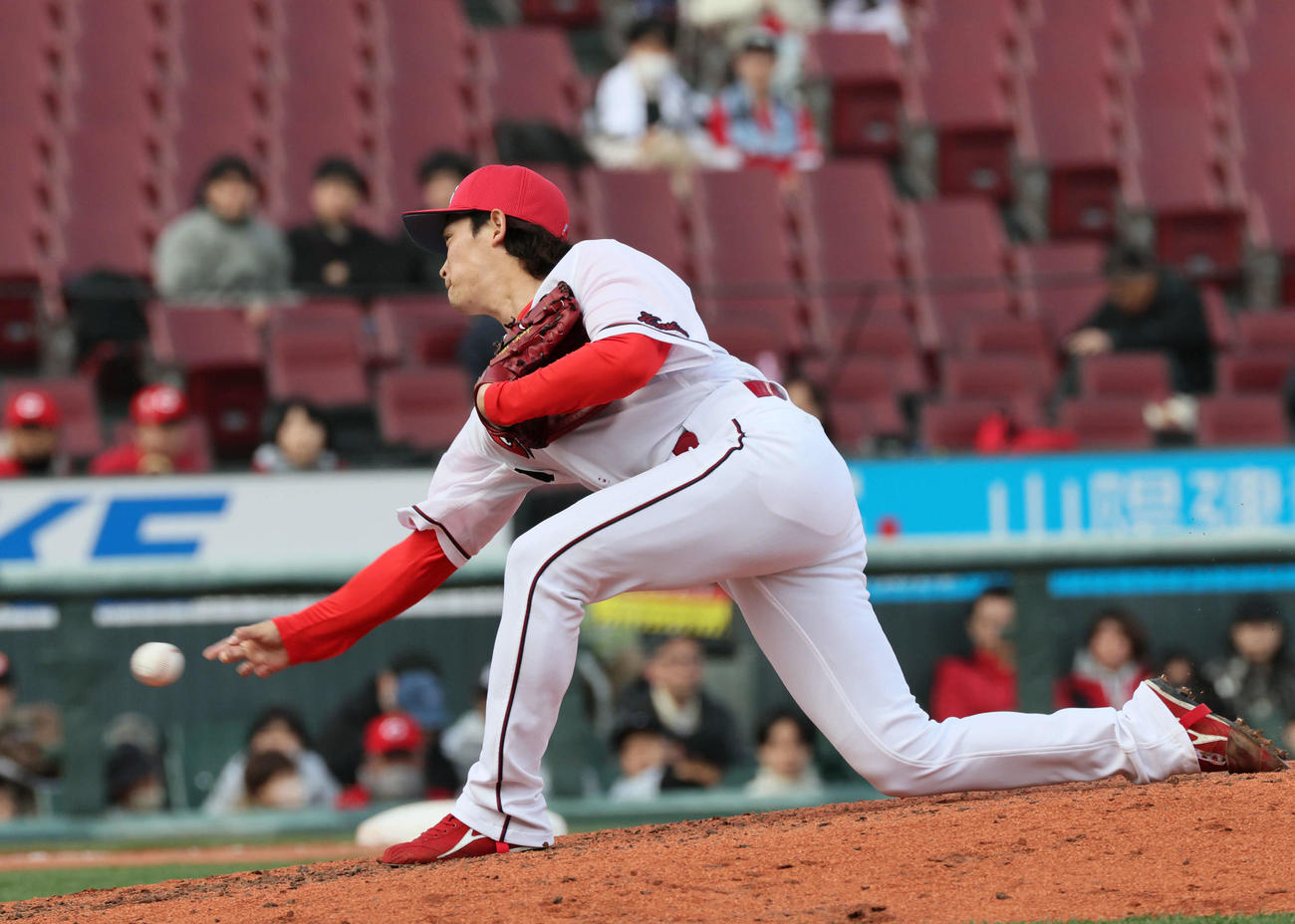 広島対ロッテ　8回表ロッテ、広島3番手の鈴木（撮影・加藤孝規）