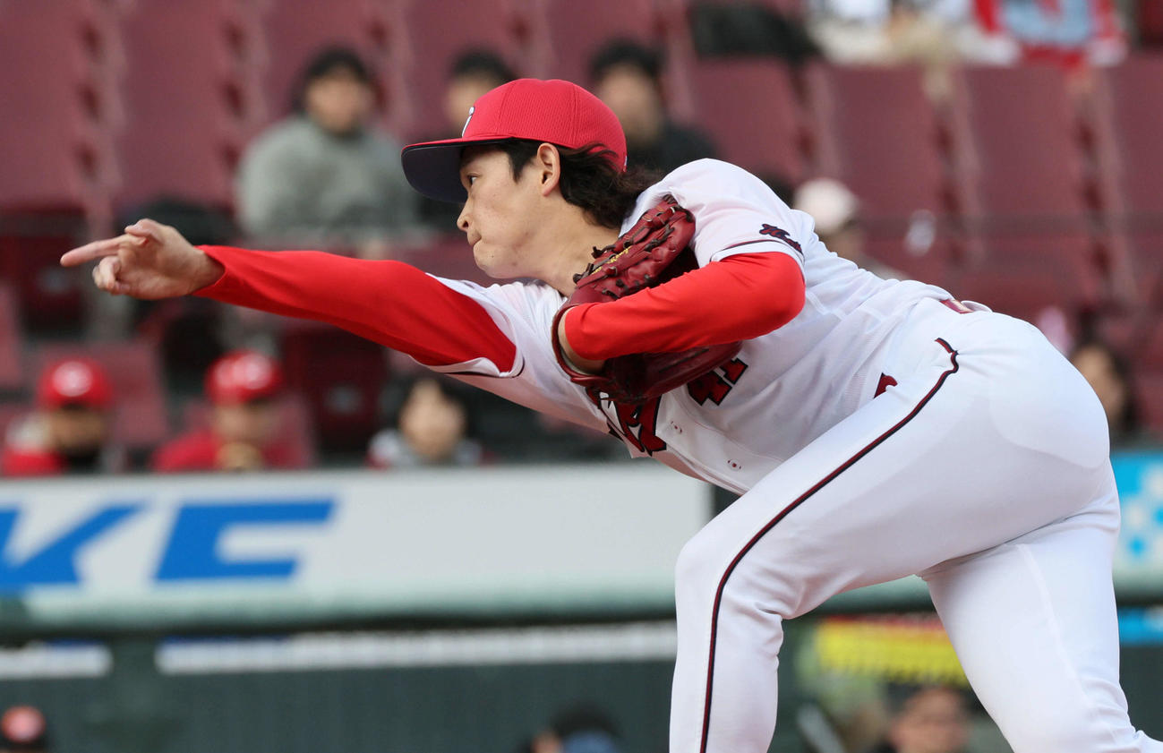 広島対ロッテ　8回表ロッテ、広島3番手の鈴木（撮影・加藤孝規）