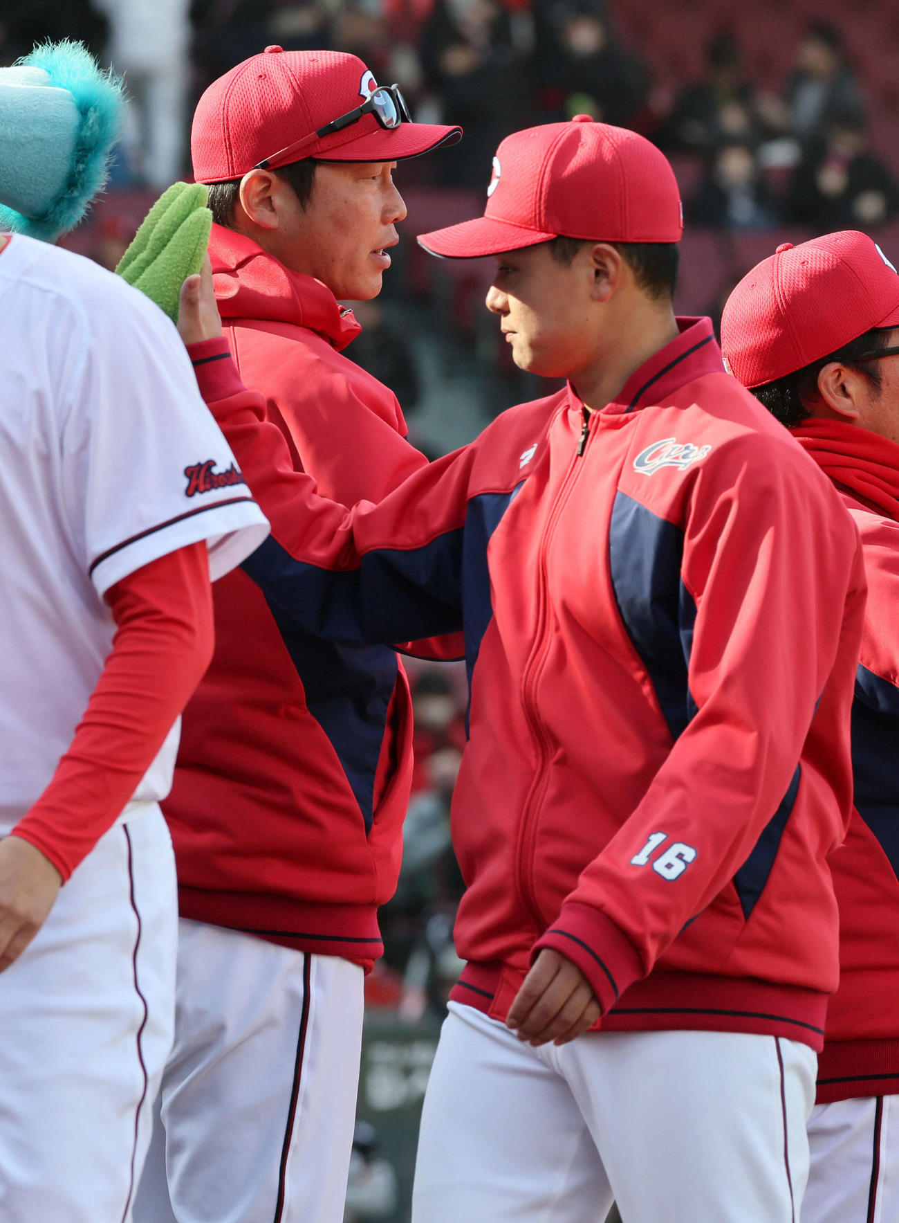 広島対ロッテ　先発の森（右）を迎える新井監督（撮影・加藤孝規）