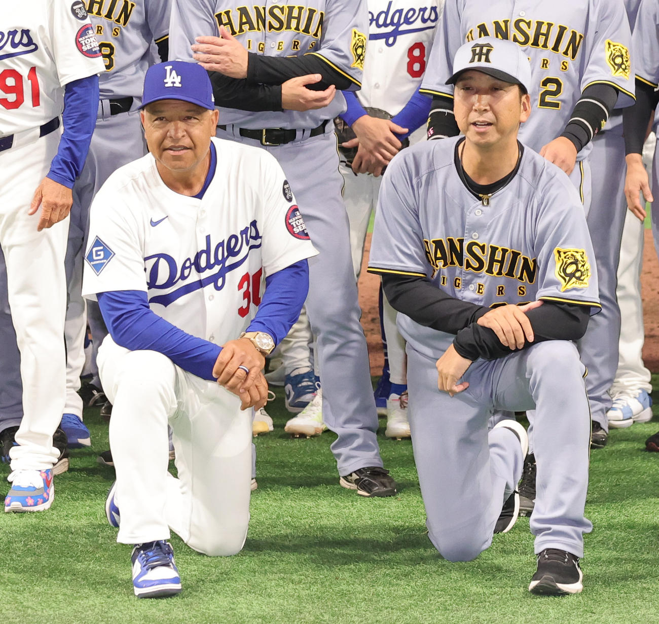 阪神対ドジャース　記念写真に納まるドジャースのロバーツ監督（左）と阪神藤川監督（撮影・野上伸悟）