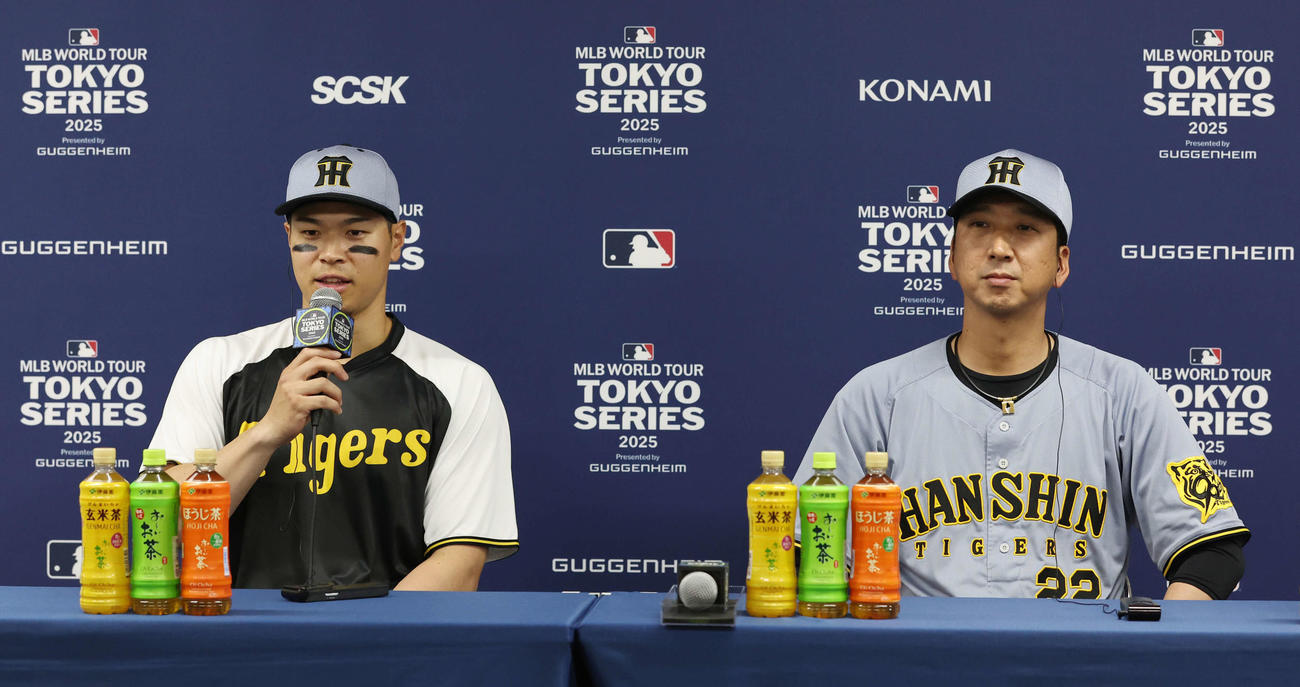 阪神対ドジャース　試合後記者会見に臨む阪神佐藤輝（左）と藤川監督（代表撮影）