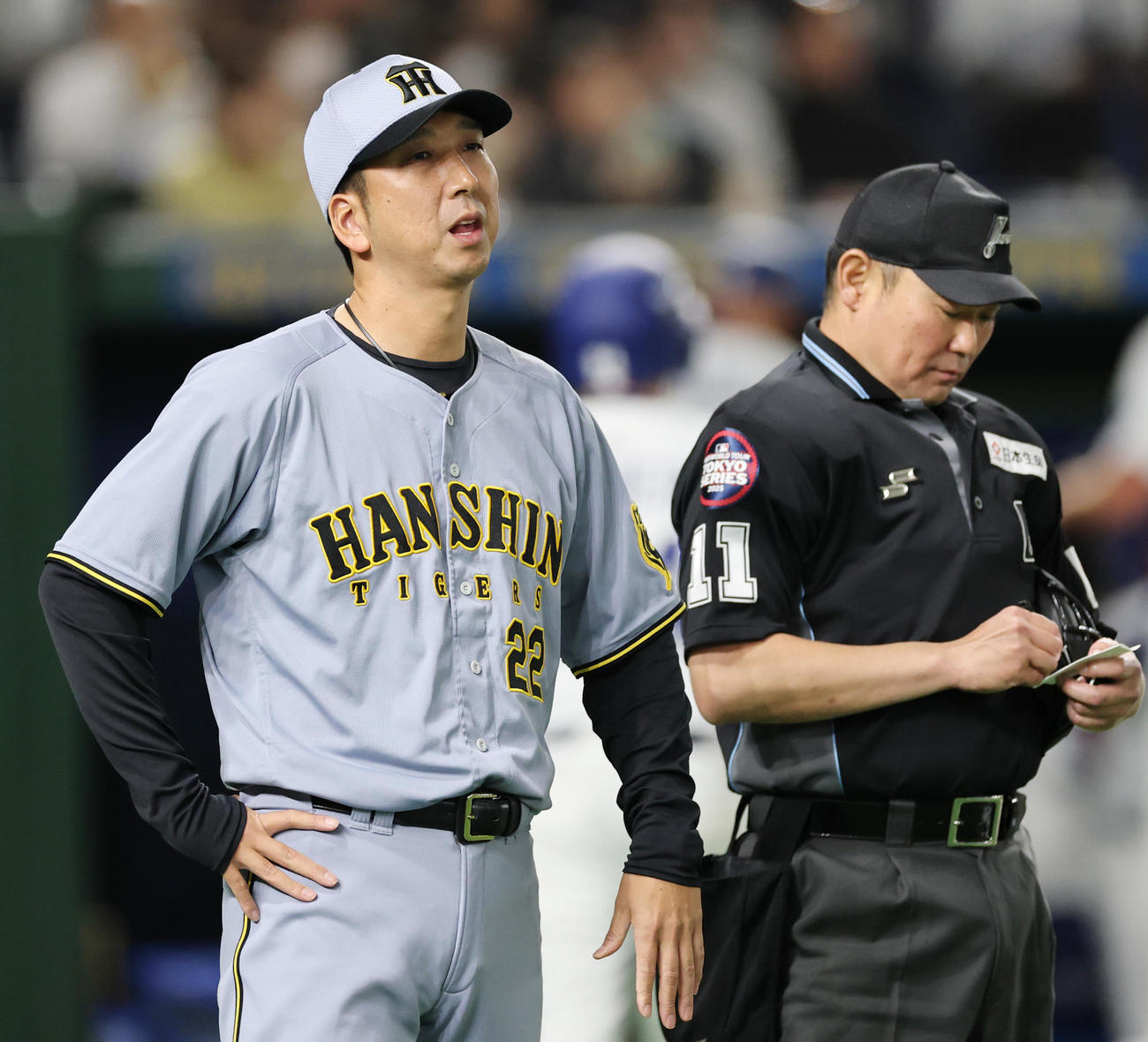 阪神対ドジャース　選手交代を告げる阪神藤川監督（撮影・野上伸悟）