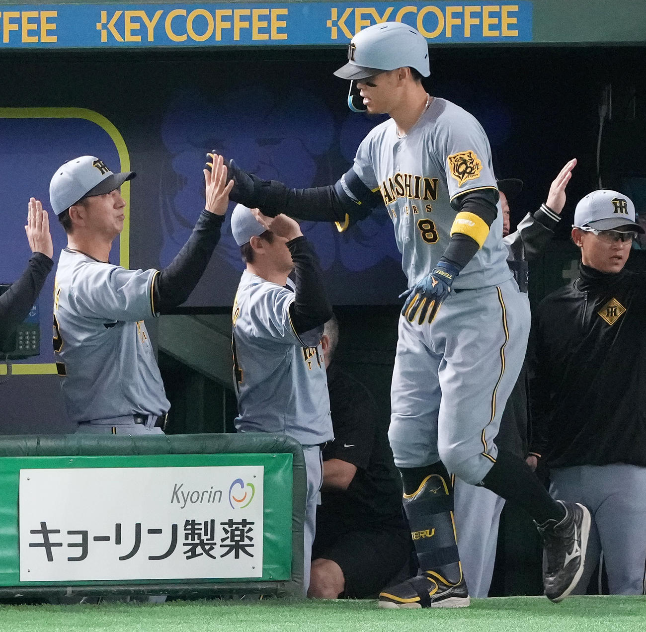 阪神対ドジャース　4回裏阪神無死一、三塁、先制の右越え3点本塁打を放った佐藤輝（中央）を迎える藤川監督（左）（撮影・鈴木みどり）