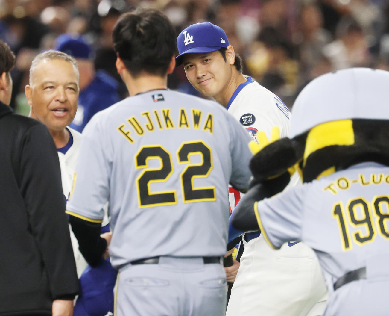 阪神対ドジャース　阪神藤川監督（手前）とあいさつを交わすドジャースのロバーツ監督（左）と大谷（撮影・野上伸悟）
