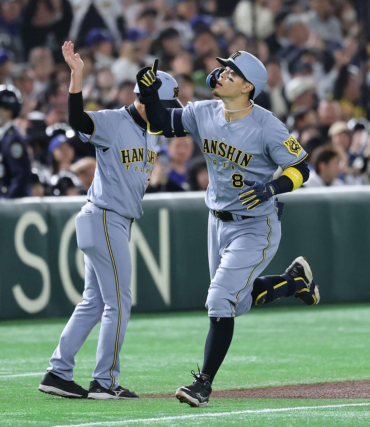 阪神対ドジャース　4回裏阪神無死一、三塁、右越え先制3点本塁打を放ち三塁を回る佐藤輝（撮影・野上伸悟）