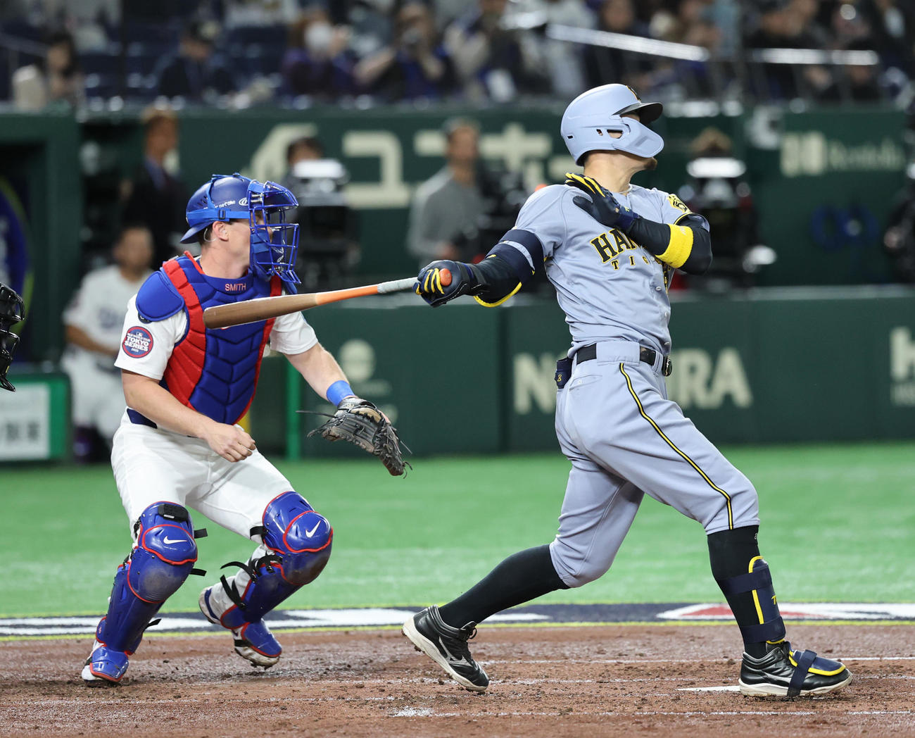 阪神対ドジャース　4回裏阪神無死一、三塁、右越え先制3点本塁打を放つ佐藤輝（撮影・野上伸悟）
