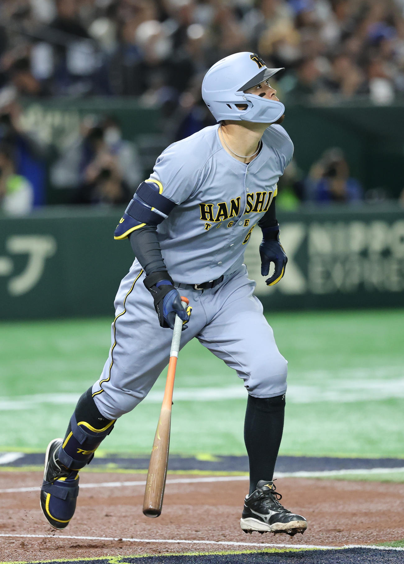 阪神対ドジャース　4回裏阪神無死一、三塁、右越え先制3点本塁打を放つ佐藤輝（撮影・野上伸悟）