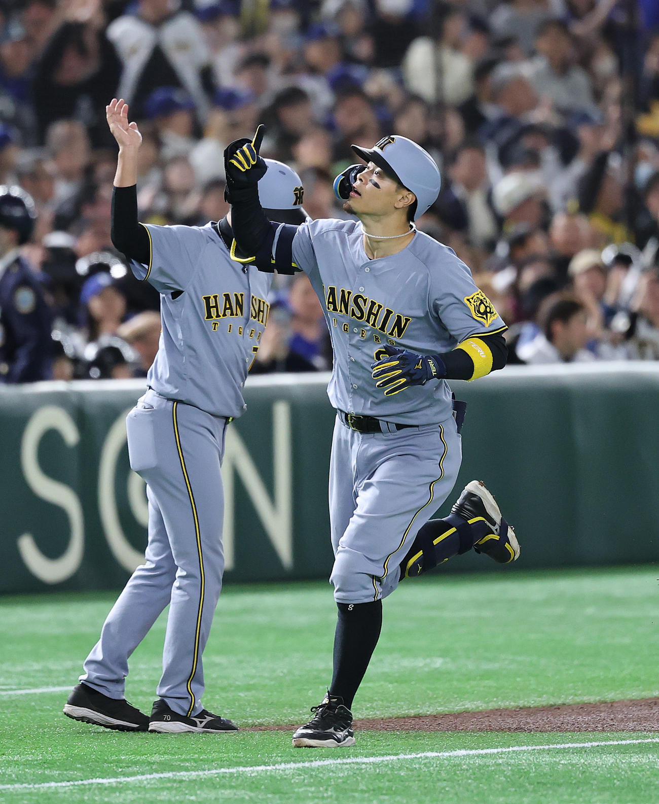 阪神対ドジャース　4回裏阪神無死一、三塁、右越え先制3点本塁打を放ち三塁を回る佐藤輝（撮影・野上伸悟）