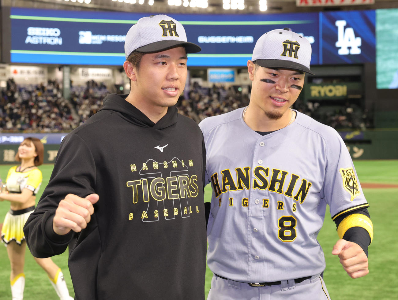 阪神対ドジャース　ヒーローインタビューを終えポーズをとる阪神才木（左）と佐藤輝（撮影・野上伸悟）