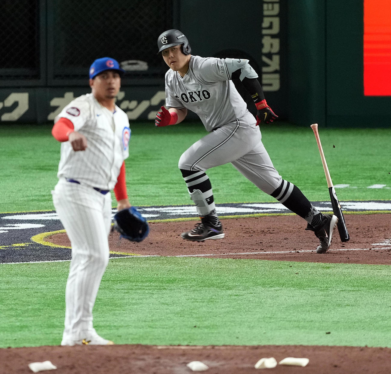 巨人対シカゴ　5回裏巨人2死一、二塁、中前に2点適時二塁打を放つ岡本。投手バレンシア（撮影・たえ見朱実）