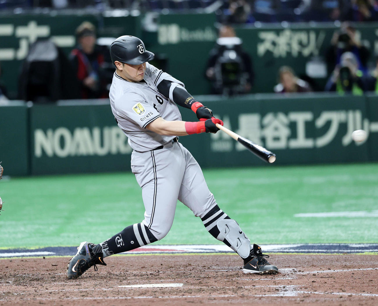 巨人対カブス　5回裏巨人2死一、二塁、岡本は中越え適時二塁打を放つ（撮影・鈴木正人）　